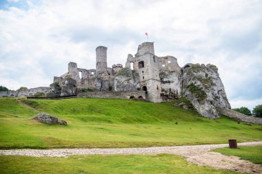 Ogrodzieniec ortaçağ kalesi kalıntıları, Silezya, Polonya.