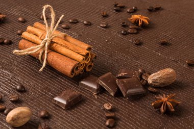 Tarçın ile çikolata parçaları