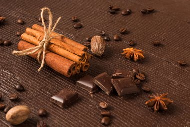 Tarçın ile çikolata parçaları