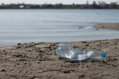 plaj kum üzerinde parçalanmış pet tek kullanımlık plastik şişe. Plastik kirliliği