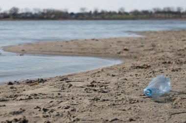 plaj kum üzerinde parçalanmış pet tek kullanımlık plastik şişe. Plastik kirliliği
