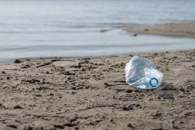 plaj kum üzerinde parçalanmış pet tek kullanımlık plastik şişe. Plastik kirliliği