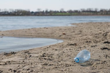 plaj kum üzerinde parçalanmış pet tek kullanımlık plastik şişe. Plastik kirliliği