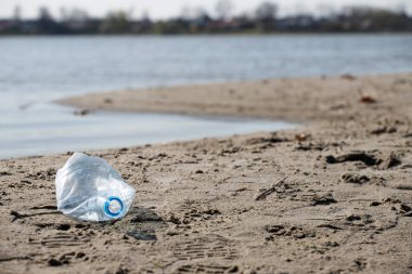 plaj kum üzerinde parçalanmış pet tek kullanımlık plastik şişe. Plastik kirliliği
