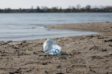 plaj kum üzerinde parçalanmış pet tek kullanımlık plastik şişe. Plastik kirliliği