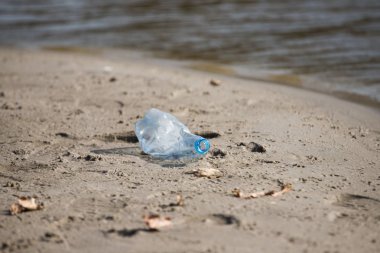 plaj kum üzerinde parçalanmış pet tek kullanımlık plastik şişe. Plastik kirliliği