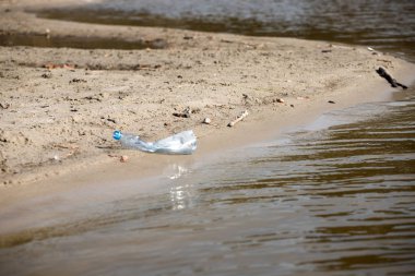 plaj kum üzerinde parçalanmış pet tek kullanımlık plastik şişe. Plastik kirliliği