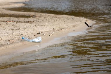 plaj kum üzerinde parçalanmış pet tek kullanımlık plastik şişe. Plastik kirliliği