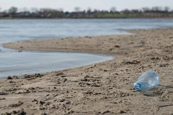 plaj kum üzerinde parçalanmış pet tek kullanımlık plastik şişe. Plastik kirliliği