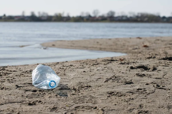plaj kum üzerinde parçalanmış pet tek kullanımlık plastik şişe. Plastik kirliliği
