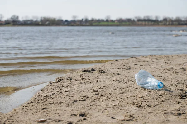 Σπασμένο Κατοικίδιο Ζώο Μίας Χρήσης Πλαστικό Μπουκάλι Στην Παραλία Άμμο — Φωτογραφία Αρχείου