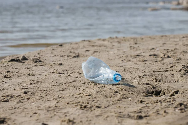 plaj kum üzerinde parçalanmış pet tek kullanımlık plastik şişe. Plastik kirliliği