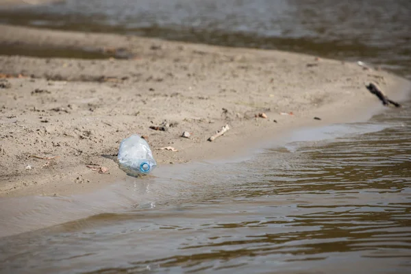 plaj kum üzerinde parçalanmış pet tek kullanımlık plastik şişe. Plastik kirliliği