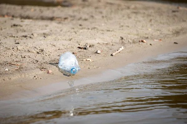 plaj kum üzerinde parçalanmış pet tek kullanımlık plastik şişe. Plastik kirliliği