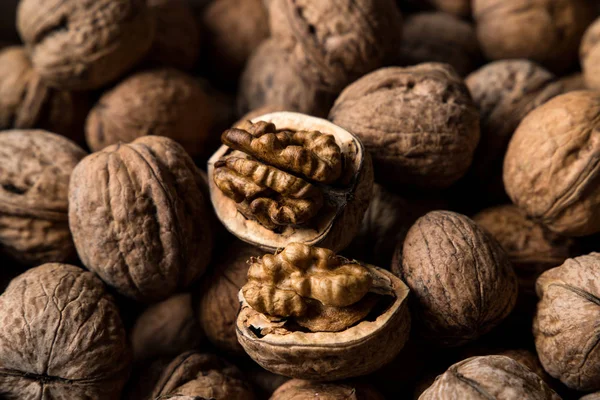 lezzetli ceviz arka plan. gıda kavramı fotoğraf