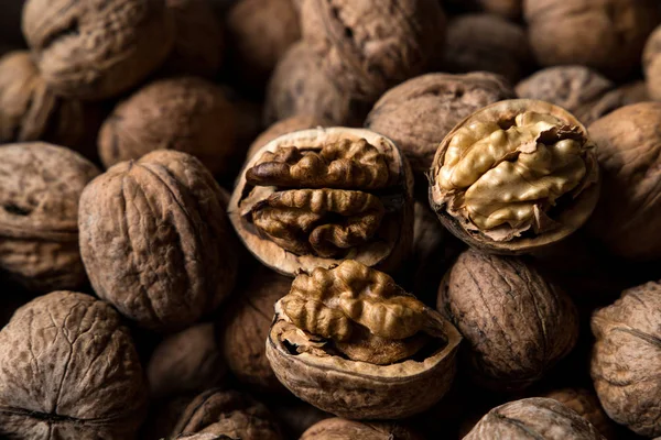 lezzetli ceviz arka plan. gıda kavramı fotoğraf