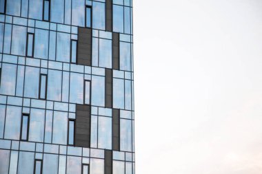 Modern Binası yakın çekim