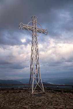 Tarnica, Bieszczady, Polonya. Polonya Bieszczady dağlarında Tarnica zirvesinde metal haç.