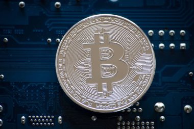 bilgisayar parçası arka planda bitcoin sembolü sikke. kripto para birimi arka planı