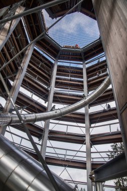 Tatra montains manzaralı ağaçların arasında ahşap yol, adlı 