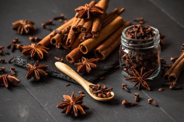 Yıldız anason, tarçın ve karanfil