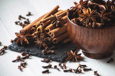 Yıldız anason, tarçın ve karanfil
