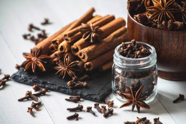 Yıldız anason, tarçın ve karanfil