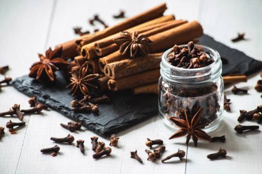 Yıldız anason, tarçın ve karanfil