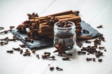 Yıldız anason, tarçın ve karanfil