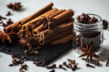 Yıldız anason, tarçın ve karanfil