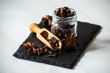 yıldız anason ve karanfil