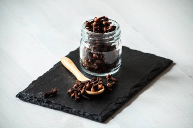 cam kavanozüzerinde karanfil baharat