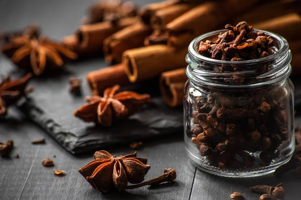 Yıldız anason, tarçın ve karanfil