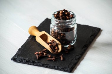 cam kavanozda karanfil baharat