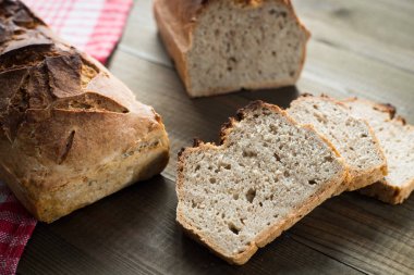 Evde pişirilmiş lezzetli ekmek, sağlıklı ev yapımı ekmek, biyolojik malzemeler.