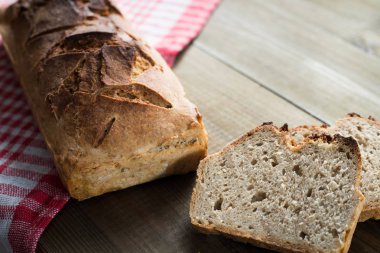 Evde pişirilmiş lezzetli ekmek, sağlıklı ev yapımı ekmek, biyolojik malzemeler.