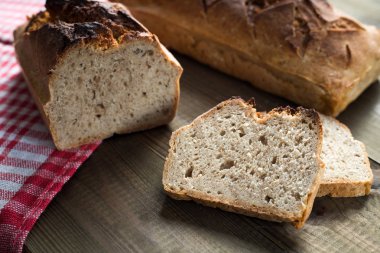 Evde pişirilmiş lezzetli ekmek, sağlıklı ev yapımı ekmek, biyolojik malzemeler.
