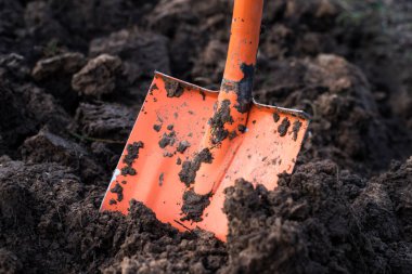 Bahçede kürek var. Turuncu kürek.