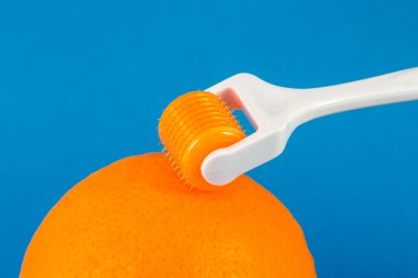 Tıbbi mikro iğne terapisi için deri silindiri. Derma silindiri, mesoroller, meso-roller, mezopen olarak da bilinir..