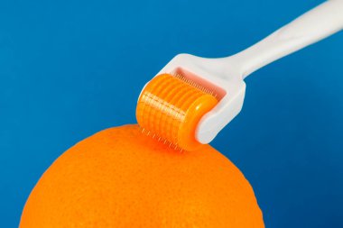 Tıbbi mikro iğne terapisi için deri silindiri. Derma silindiri, mesoroller, meso-roller, mezopen olarak da bilinir..