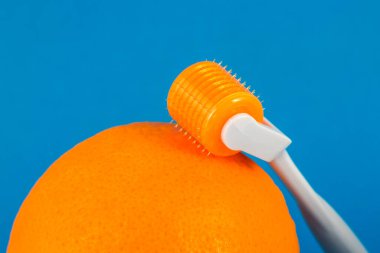 Tıbbi mikro iğne terapisi için deri silindiri. Derma silindiri, mesoroller, meso-roller, mezopen olarak da bilinir..