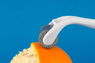 Tıbbi mikro iğne terapisi için deri silindiri. Derma silindiri, mesoroller, meso-roller, mezopen olarak da bilinir..