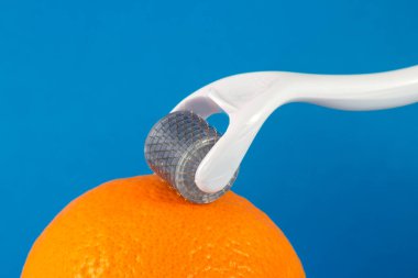Tıbbi mikro iğne terapisi için deri silindiri. Derma silindiri, mesoroller, meso-roller, mezopen olarak da bilinir..