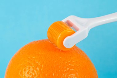 Tıbbi mikro iğne terapisi için deri silindiri. Derma silindiri, mesoroller, meso-roller, mezopen olarak da bilinir..