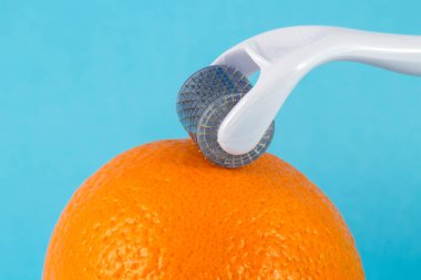 Tıbbi mikro iğne terapisi için deri silindiri. Derma silindiri, mesoroller, meso-roller, mezopen olarak da bilinir..