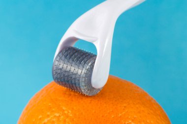 Tıbbi mikro iğne terapisi için deri silindiri. Derma silindiri, mesoroller, meso-roller, mezopen olarak da bilinir..