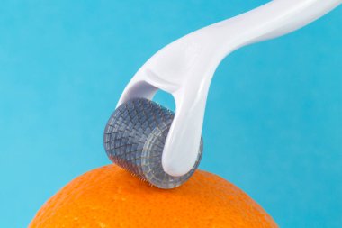 Tıbbi mikro iğne terapisi için deri silindiri. Derma silindiri, mesoroller, meso-roller, mezopen olarak da bilinir..