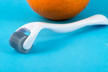 Tıbbi mikro iğne terapisi için deri silindiri. Derma silindiri, mesoroller, meso-roller, mezopen olarak da bilinir..