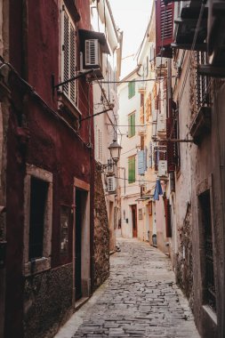 Tarihi kırmızı çatıları ve Adriyatik limanı olan büyüleyici Piran, Slovenya Akdeniz kıyı kasabası