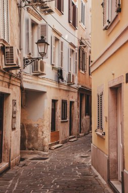 Tarihi kırmızı çatıları ve Adriyatik limanı olan büyüleyici Piran, Slovenya Akdeniz kıyı kasabası